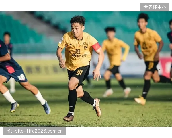 防守中场体能下滑易导致犯规增加，适时换人可避免非战斗性减员风险。